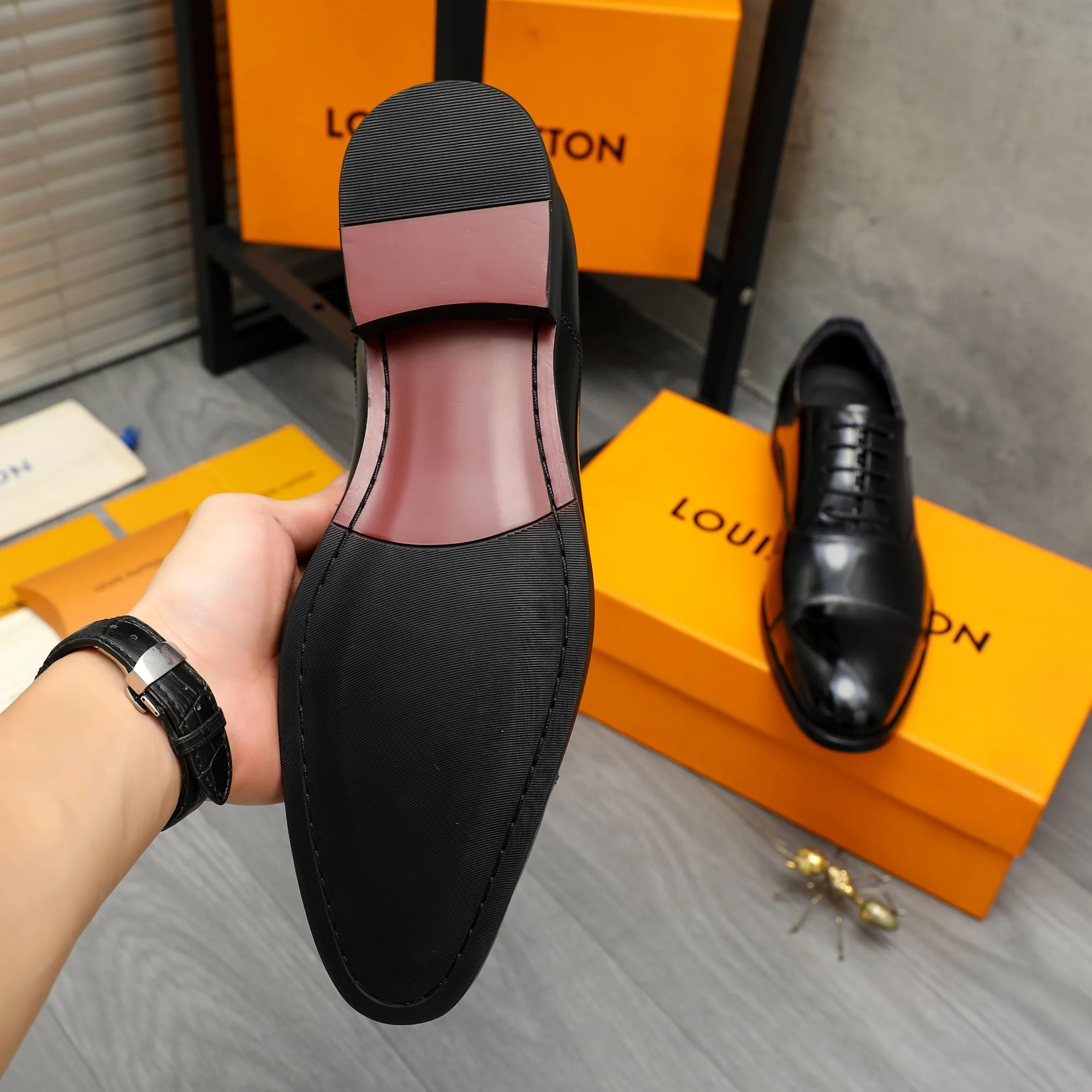 Men's shoes 💰560 Product trademark: LV "Louis Vuitton" business formal lace-up leather shoes Regular size: 37-46 Product materials: Selected high-quality pearlescent cowhide upper, pigskin lining, rubber outsole